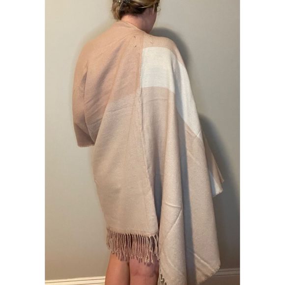 Soia and Kyo Poncho - Picture 4 of 5